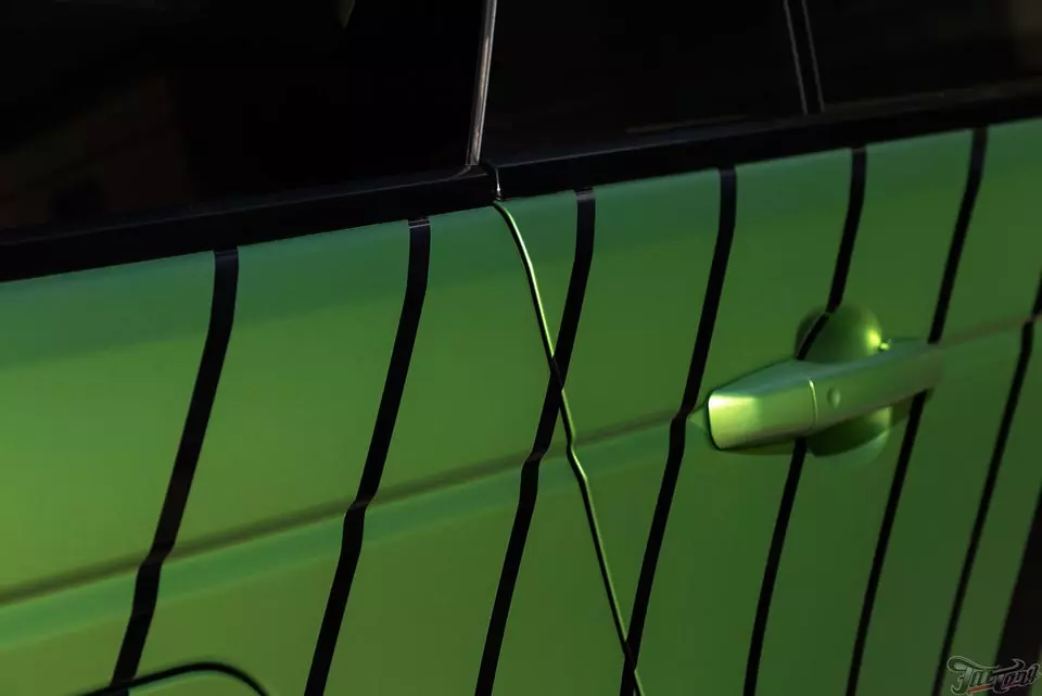 Range Rover. Оклейка кузова в зеленый мат и брендирование!